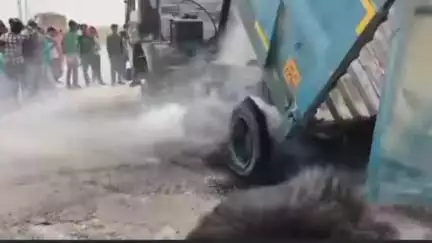 साहेबगंज: दरिया छपरा चवर में हाईटेंशन तार की चपेट में आने से हाइवा जला