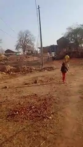 जमीन कैसे हुआ विवाद ग्राम इमलिया में पुसाआ चौधरी ने निकाला छुरा और उसकामझला बेटा निकला फावड़ा मरने के लिएसुकनंदी चौधरीको