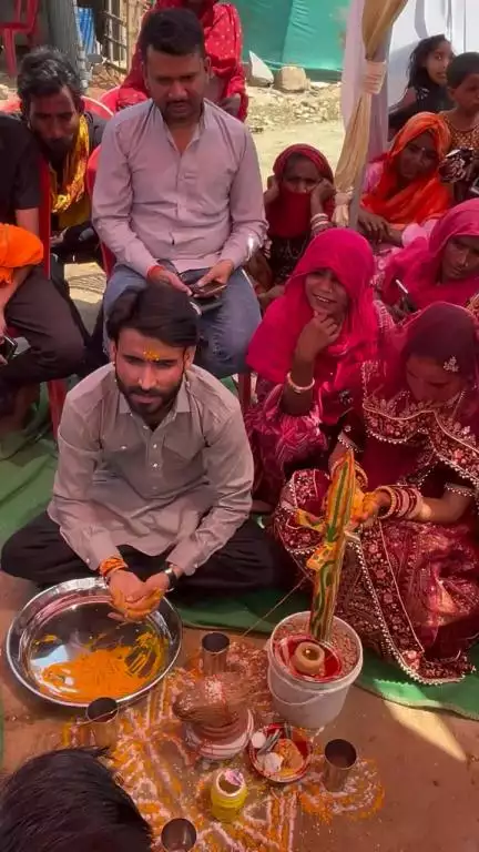 आज मैंने एक और लड़की का कन्यादान लिया।मैं भगवान का बहुत बहुत आभार प्रकट करता हूं मुझे देने वालो मैं चुना हे लेने वालो मैं नहीं  🙏🏻 

#apsgurjar #marriage