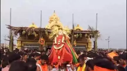 ಹೊಸದುರ್ಗ: ಕಂಚೀಪುರ ಗ್ರಾಮದಲ್ಲಿ ಶ್ರೀ ಕಂಚಿವರದರಾಜ ಸ್ವಾಮಿ ದೇವರ ಅದ್ದೂರಿ ಬ್ರಹ್ಮ ರಥೋತ್ಸವದಲ್ಲಿ ದೇವರಿಗೆ ದುಡ್ಡನ ಮಳೆಗೈದ ಭಕ್ತರು