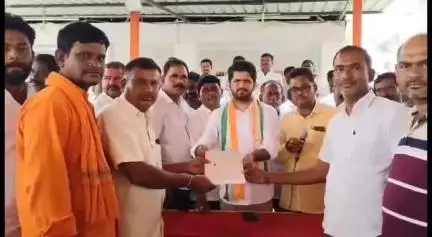 కమలాపూర్: కమలాపూర్ మండలంలోని 31 మంది లబ్ధిదారులకు,సీఎంఆర్ఎఫ్ చెక్కుల పంపిణీ చేసిన హుజురాబాద్ కాంగ్రెస్ పార్టీ ఇంచార్జ్ ప్రణవ్