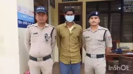 लमगड़ा: लमगड़ा पुलिस ने शराब की अवैध तस्करी कर रहे व्यक्ति को धौलकड़िया मोड़ के पास से किया गिरफ्तार, 14 बोतल शराब बरामद