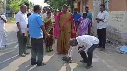 பரமத்தி வேலூர்: சுல்தான்பேட்டையில் குடியிருப்பில் குடிநீர் வினியோகம் செய்யப்படுவதை மாவட்ட ஆட்சியர் உமா பார்வையிட்டு ஆய்வு செய்தார்