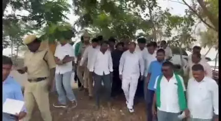 కంటాత్మకూర్ గ్రామంలో అకాల వర్షంతో నష్టపోయిన రైతులను అన్ని విధాలుగా ఆదుకుంటామని పరకాల MLA రేవూరి ప్రకాశ్ రెడ్డి వెల్లడి
