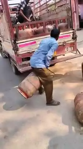 #।यह आदमी कांचे से आता है करगरा में ब्लैक गैस बेचकर जाता है और घर-घर गैस नहीं देता है घर-घर गैस उतरने पर ज्यादा रकम मांग