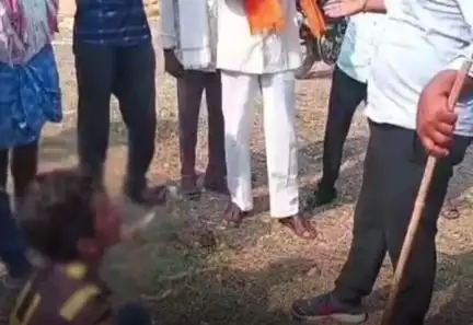 గాంధారి: తిమ్మాపూర్ గ్రామంలో దొంగకు దేహశుద్ధి చేసి పోలీసులకు అప్పగించిన గ్రామస్తులు