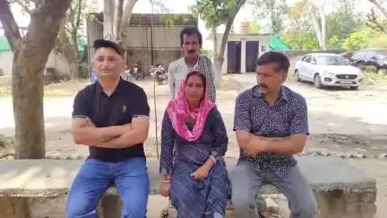 ਧਾਰ ਕਲਾਂ: ਸ਼ਾਹਪੁਰ ਕੰਡੀ ਦੇ ਪਿੰਡ ਰਾਜਪੁਰਾ ਵਿਖੇ ਇੱਕ ਮਹਿਲਾ ਕੋਲੋਂ ਮੋਟਰਸਾਈਕਲ ਸਵਾਰ ਦੋ ਯੁਵਕਾਂ ਨੇ ਮੋਬਾਈਲ ਫੋਨ ਖੋਇਆ