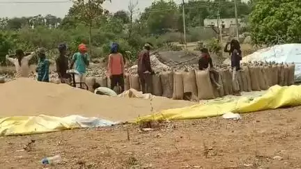 కనగల్: ఉన్నతాధికారుల ఆదేశాల మేరకు మండలంలోని ఐకేపీ కేంద్రాల్లో ధాన్యం కొనుగోళ్లను వేగవంతం చేసిన నిర్వాహకులు