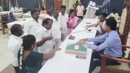 எடப்பாடி: பாரபட்சம் காட்டுவதாக குற்றச்சாட்டு - எடப்பாடி நகர்மன்ற கூட்டத்தில் நகர்மன்ற தலைவரிடம் அதிமுக உறுப்பினர்கள் வாக்குவாதம்