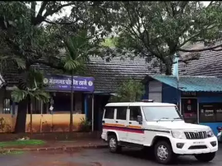 दापोली: मंडणगड येथील चिकन दुकानातील मॅनेजर ने केली ९ लाखाची चोरी गुन्हा दाखल