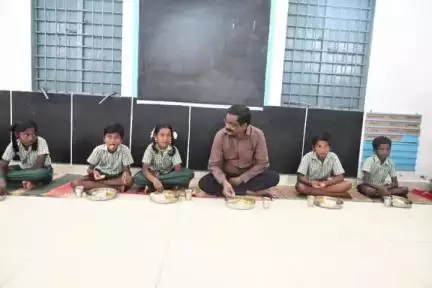 போளூர்: உழவர் சந்தை மற்றும் பள்ளியில் திடீர் ஆய்வு பள்ளியில் மாணவர்களோடு அமர்ந்து உணவருந்திய மாவட்ட ஆட்சியர்