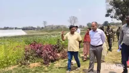 बसिया: गुमला के उपायुक्त कर्ण सत्यार्थी ने बसिया में समेकित बिरसा ग्राम विकास योजना के तहत चल रहे कृषि कार्यों का निरीक्षण किया