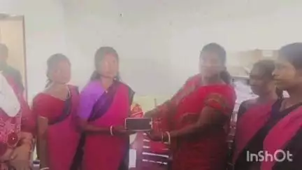 कुकड़ू: कुकड़ू में 80 सेविकाओं को स्मार्टफोन वितरित