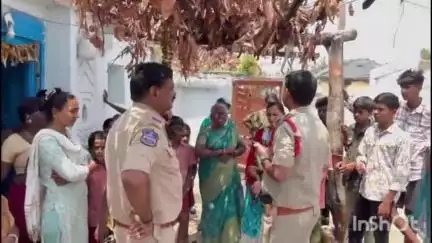 చందుర్తి: మండల కేంద్రంలో 2 ఇళ్లలో చోరీ, రూ.40 వేల నగదు, బైక్‌ అపహరణ, ఘటన స్థలాన్ని పరిశీలించిన ఎస్సై అంజయ్య