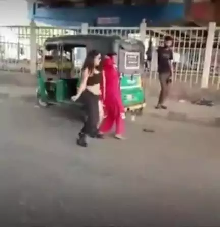 लुधियाना के ग्यासपुरा चौक पर दोयुवतियाँ बुधवार को बीच सड़क पर रील बनाने के लिए डांस #Ludhiana #Punjab #ViralVideo #reel