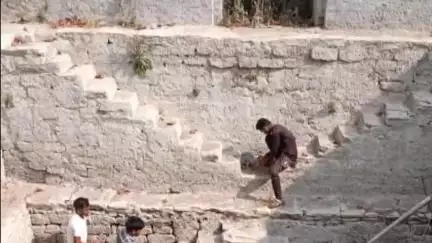 मोहखेड़: जल गंगा संवर्धन अभियान के तहत देवगढ़ में बीएसडब्ल्यू और एमएसडब्ल्यू के छात्रों ने बावड़ी की सफाई में श्रमदान किया