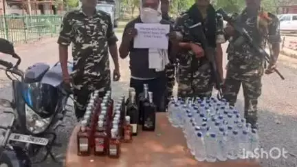मधवापुर: मधवापुर एसएसबी कैम्प के जवानों ने 95 बोतल शराब और बाइक के साथ एक धंधेबाज को गिरफ्तार किया