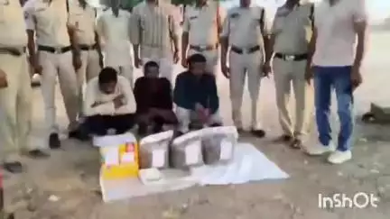 పరకాల పట్టణంలో గంజాయి విక్రయిస్తూన్న ముగ్గురు వ్యక్తులను పరకాల పోలీసులు అరెస్ట్ చేశారు.