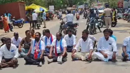 தேன்கனிகோட்டை: வட்டாட்சியர் அலுவலகம் முன்பு விடுதலை சிறுத்தைகள் கட்சியினர் சாலை மறியல் ஈடுபட்டதால் பரபரப்பு