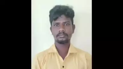 ஊத்துக்கோட்டை: கச்சூர் பகுதியில் ஆந்திராவிலிருந்து   சட்டவிரோதமாக  ஆற்று மணல் கடத்தி வந்த 2 லாரிகள் பறிமுதல் 2 ஓட்டுனர்கள் கைது