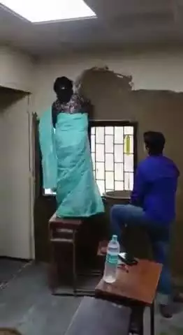 DU में प्रिंसिपल ने दीवारों को गोबर से लीपा...
लक्ष्मीबाई कॉलेज की प्रिंसिपल डॉ. प्रत्युष वत्सला का वीडियो वायरल #viral