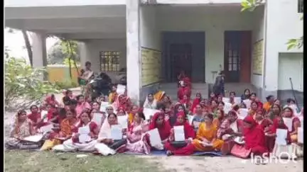 भवानीपुर: खराब मोबाइल जमा करने पहुंची श्रीलंका को नहीं मिला, सेविंग के लिए धरने पर बैठी सेविकाएं