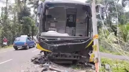 വൈക്കം: തലയോലപ്പറമ്പ് നീർപ്പാറ അസീസി വിദ്യാലയത്തിന് സമീപം മൂന്ന് വാഹനങ്ങൾ കൂട്ടിയിടിച്ച് നാലുപേർക്ക് പരിക്ക്