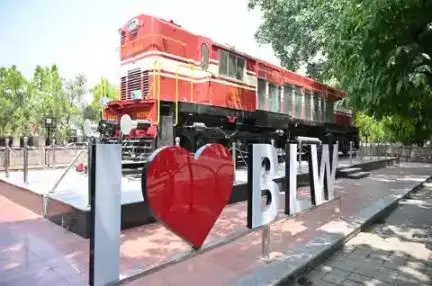 एक शानदार अतीत से एक उज्ज्वल भविष्य तक!
भारत की शानदार विरासत हमारी पहचान का अभिन्न अंग है।भारतीय रेलवे के शानदार इतिहास एक वसीयतनामा के रूप में भी काम करते हैं।
आइए इस #WorldHeritageDay पर आने वाली पीढ़ियों के लिए अपनी विरासत को संजोएं और