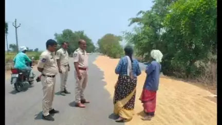 పాపన్నపేట్: రైతులు రహదారులపై ధాన్యం ఆరపెట్టవద్దు:
పాపన్నపేట ఎస్‌ఐ శ్రీనివాస్ గౌడ్