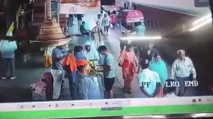 #Varanasi : RPF महिला कांस्टेबल की तत्परता से बची महिला यात्री की जान #RPF #UTTARPRADESH #GORAKHPUR #national #viral