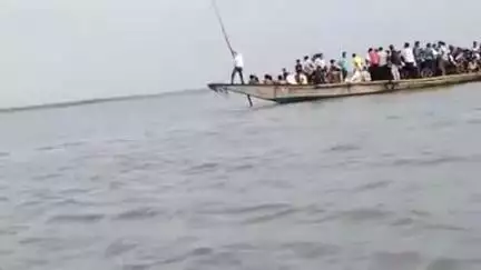 ବ୍ରହ୍ମଗିରି: ସାତପଡ଼ା ଜହ୍ନିକୁଦା ଚିଲିକା ମଝିରେ ଯାନ୍ତ୍ରିକ ତ୍ରୁଟି ପାଇଁ ଫସି ରହିଲା ଯାତ୍ରୀବାହୀ ଡ଼ଙ୍ଗା