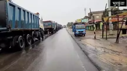 कल रात को हुआ था, रोड़ में एक्सीडेंट। आज भुरकुंडा पूरी तरह से जाम किया गया।