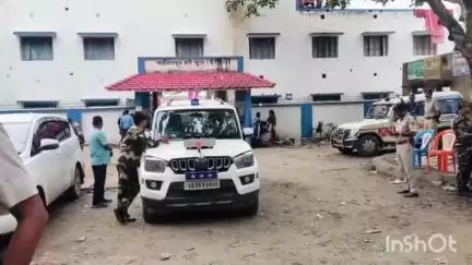 কালিয়াচক ৩: পারলালপুর হাইস্কুলের আশ্রয় শিবির পরিদর্শন করল জাতীয় মানবাধিকার কমিশনের প্রতিনিধি দল
