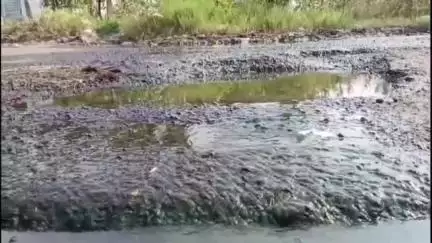 சேந்தமங்கலம்: முட்டாஞ்செட்டியில் சாலையில் கழிவுநீர் செல்வதால் குண்டு குழியுமான சாலையில் வாகன ஓட்டிகள் செல்ல முடியாமல் அவதி #localissue