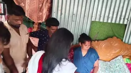 করিমপুর ১: মধুগড়ি অঞ্চলে পথদুর্ঘটনায় আহত তৃণমূলকর্মীর সঙ্গে সাক্ষাৎ করলেন সাংসদ