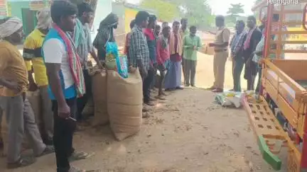 చిలుకూరు: రోడ్లపై ధాన్యం ఆరబోయొద్దని రైతులకు సూచించిన నడిగూడెం ఎస్సై అజయ్ కుమార్