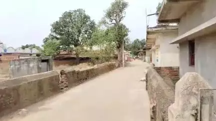 डोमचांच प्रखंड में नवलशाही थाना क्षेत्र अंतर्गत कुंडीधनवार गांव में विवाद होने पर पानी पीने के कुंआ में गोबर डाल दिया