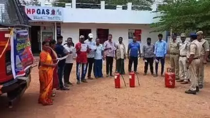 టెక్కలి: అగ్నిమాపక వారోత్సవాల్లో భాగంగా కోటబొమ్మాళి అగ్నిమాపక సిబ్బంది పలు పెట్రోల్ బంకులు, గ్యాస్ ఏజెన్సీల్లో అవగాహన