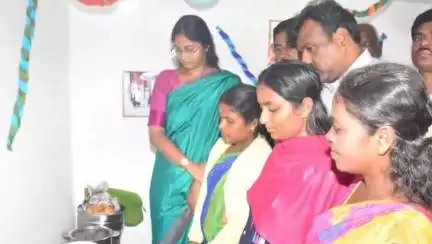 குந்தா: கிண்ணக்கொரையில் பாரம்பரிய உணவகத்தினை திறந்து வைத்த கலெக்டர்
