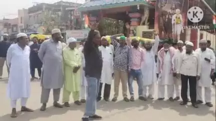 డోర్నకల్: డోర్నకల్ పట్టణంలో వక్ఫ్ బోర్డు సవరణ బిల్లును రద్దు చేయాలంటూ ముస్లిం సోదరులు జాతీయ జెండాతో నిరసన