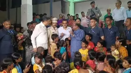কালিয়াচক ৩: পারলালপুর হাই স্কুলে ঘর ছাড়া দের সাথে দেখা  করলেন রাজ্যপাল সিভি আনন্দ বোস