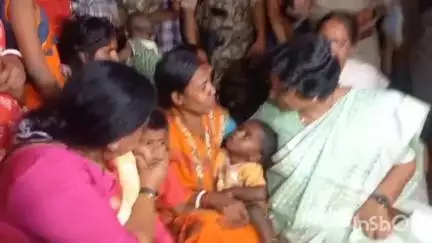 কালিয়াচক ৩: পারলালপুর হাই স্কুলে ঘরছাড়া দের সাথে দেখা করলেন জাতীয় মহিলা কমিশনের চেয়ারপারসন সহ অন্যান্য প্রতিনিধিরা