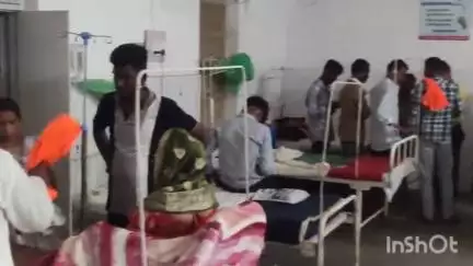 माकड़ी: बरकई गांव के वार्षिक मेला स्थल पर पेड़ का डंगाल गिरने से 5 लोग हुए घायल, एक को जिला अस्पताल किया गया रेफर