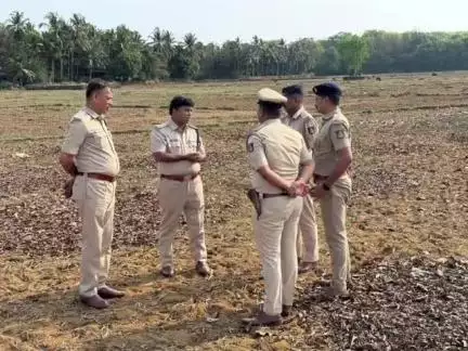 ಭಟ್ಕಳ: ಕುಕನೀರ್‌ ವೆಂಕಟಾಪುರ ಹೊಳೆಯ ಬದಿಯಲ್ಲಿ ಗರ್ಭಿಣಿ ಆಕಳೊಂದರ ಹತ್ಯೆ ಪ್ರಕರಣ, ಸ್ಥಳಕ್ಕೆ ಭೇಟಿ ನೀಡಿದ ಪೊಲೀಸ್ ವರಿಷ್ಠಾಧಿಕಾರಿ ನಾರಾಯಣ.ಎಂ