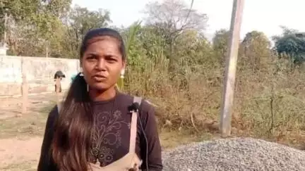କୋମନା: ନୂଆପଡ଼ା ଜିଲ୍ଲା ସୋନବର୍ଷା ଗ୍ରାମରେ ପାନୀୟ ଜଳର ଅଭାବ, ଗ୍ରାମ ପରିସରରେ ପ୍ରତିକ୍ରିୟା ରଖିଲେ ଗ୍ରାମର ଜଣେ ଯୁବତୀ #jansamasya