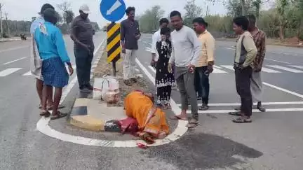 టెక్కలి: జర్జంగి నేషనల్ హైవేపై ఆటోను ఢీకొన్న స్కూటీ ఇద్దరికీ తీవ్ర గాయాలు