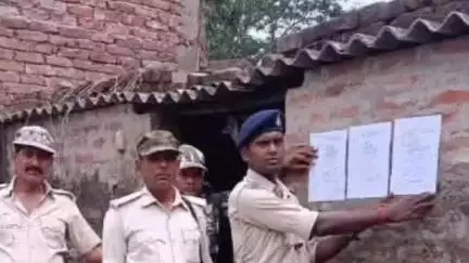 परसौनी: परसौनी थाना पुलिस ने दो फरार अभियुक्तों के घर इश्तेहार चिपकाए