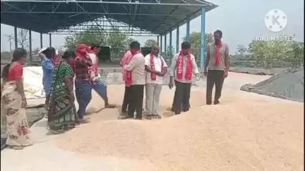 తొర్రూర్: తొర్రూర్ డివిజన్లో ధాన్యం కొనుగోలు కేంద్రాల్లో ఆరబోసిన వరి ధాన్యాన్ని వెంటనే కొనుగోలు చేయాలి,CPI ML మాస్ లైన్ డిమాండ్