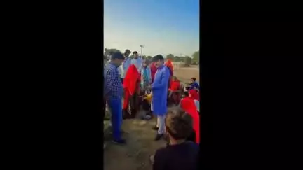 रामगढ़ पचवारा: हमीरपुर के 2 छप्परपोश घरों में आगजनी की घटना के बाद लालसोट विधायक व भामाशाह प्रह्लाद मीना ने लिया जायजा, बंधाया ढांढस