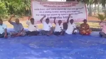 திருச்செங்கோடு: கெங்காரபாளையத்தில் உயிர் பாதுகாப்பு தராத காவல் நிலையத்தை கண்டித்து சுதந்திரப் போராட்ட வீரரின் மகன், பேரன் உண்ணாவிரத போராட்டத்தில் ஈடுபட்டனர்